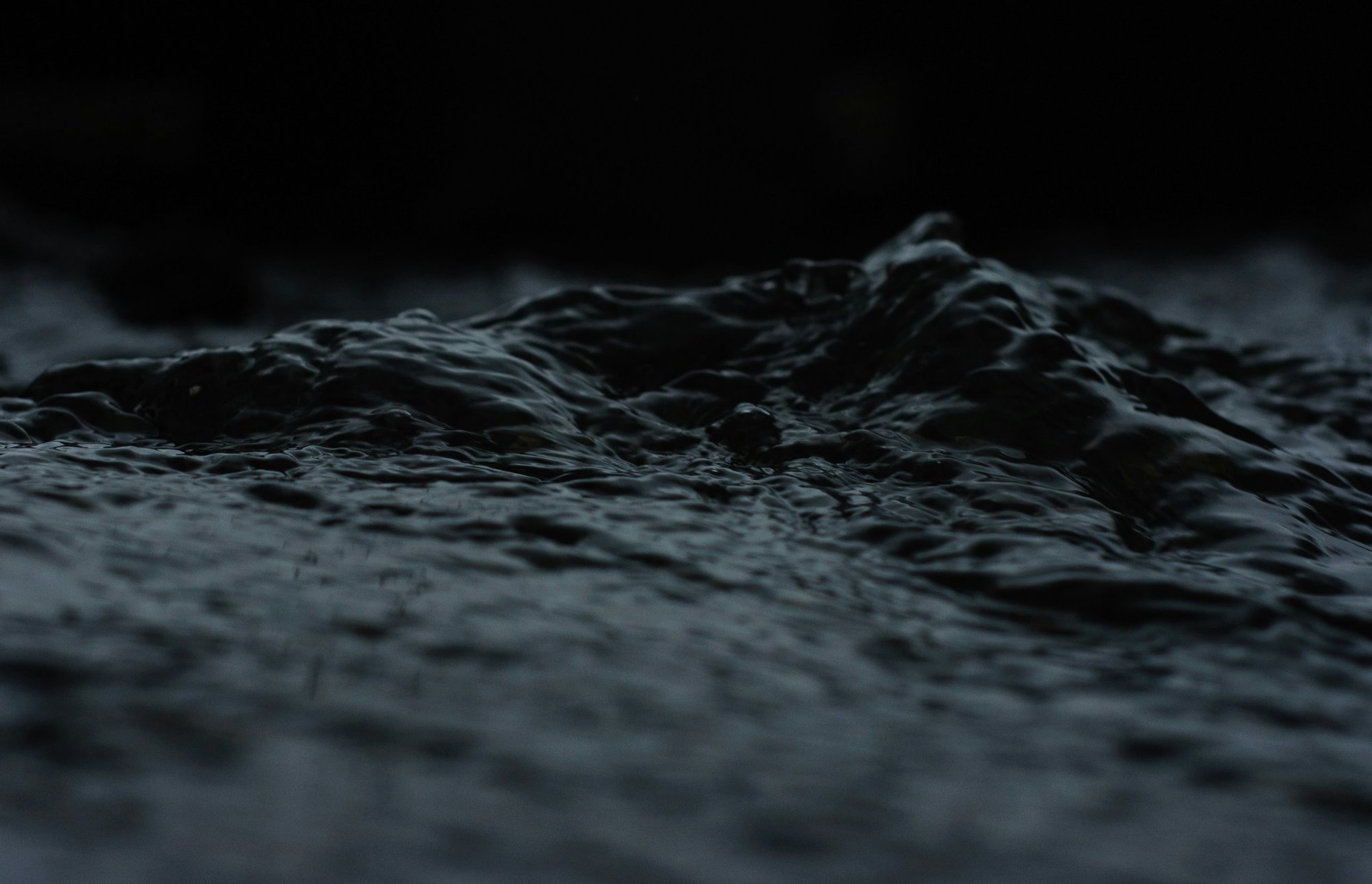 Dark water rising in a slow wave